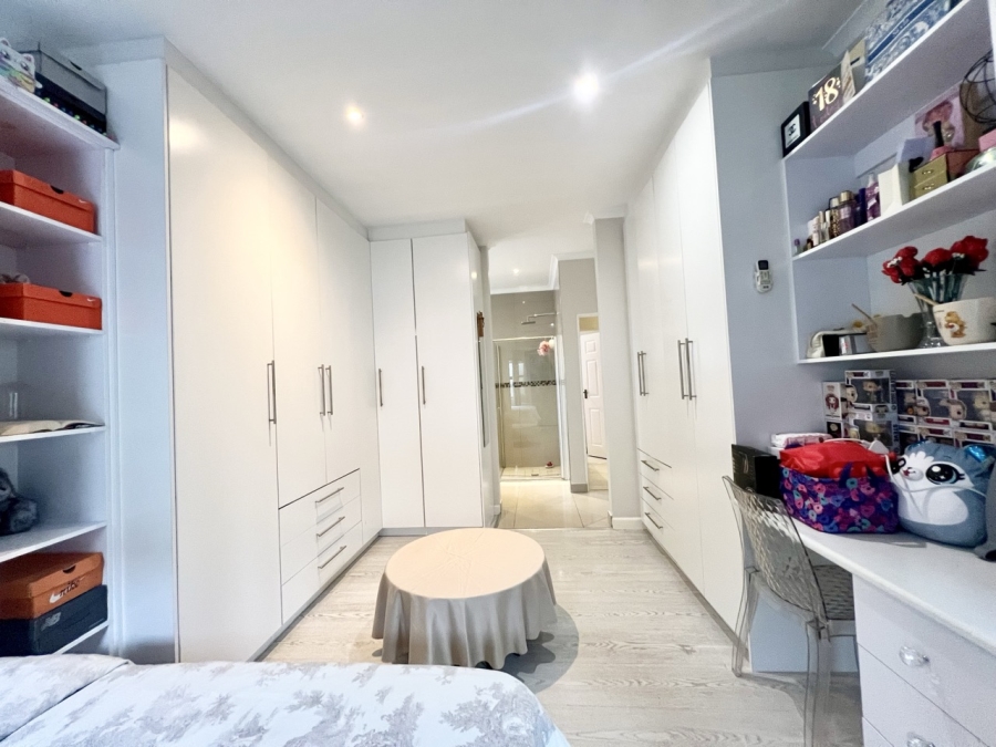5 Bedroom Property for Sale in Parklands North Western Cape